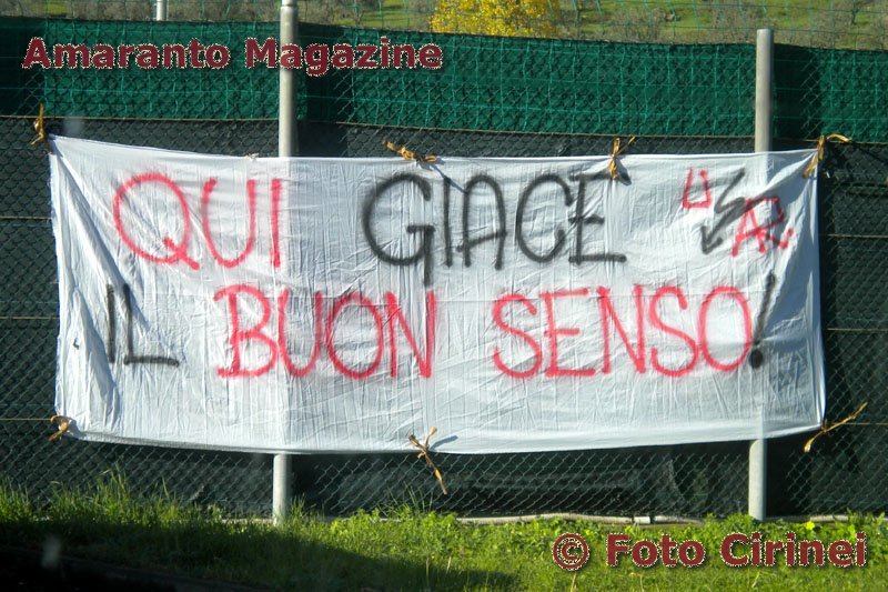 lo striscione affisso dai tifosi amaranto a Fiesole
