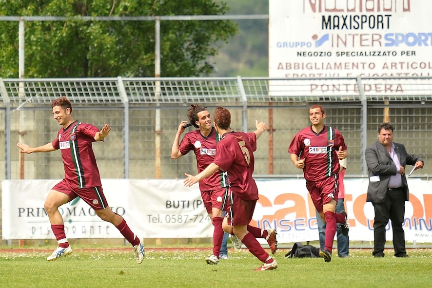 i giocatori del Pontedera esultano con i capelli pitturati di rosso