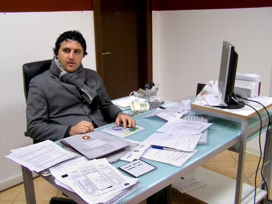 Francesco Musumeci alla scrivania del suo ufficio in sede