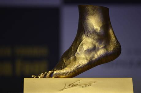il piede in oro massiccio di Leo Messi