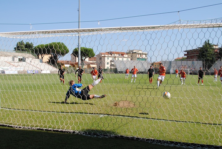 il rigore di Buglio contro il Bastia (foto pistoiasport.com)