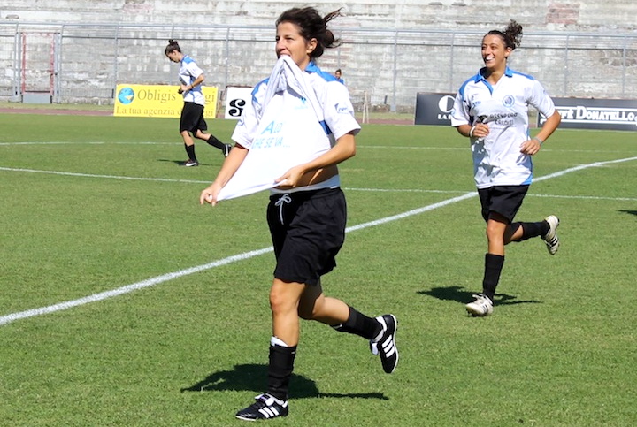 Serena Patu esulta dopo il primo gol della Stella Azzurra