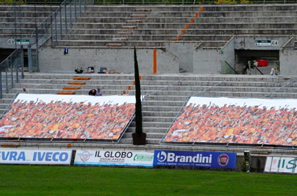 gli spettatori finti a Pistoia (foto Pistoiasport.com)