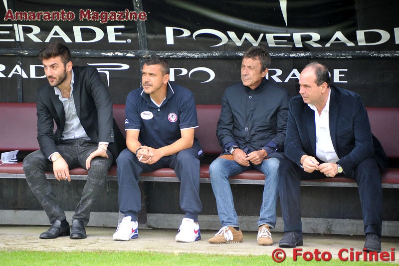 il presidente Mauro Ferretti in panchina prima del match