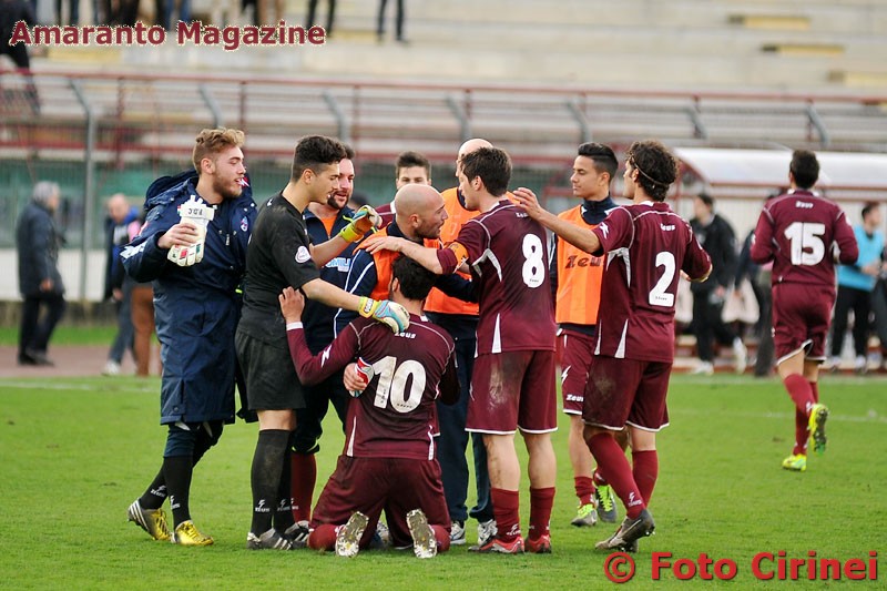 il Pomigliano festeggia la vittoria a fine match