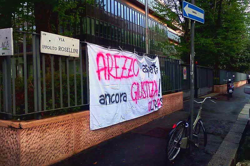 uno striscione dei tifosi dell'Arezzo appeso a Milano davanti alla sede della Lega Calcio