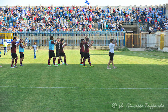 i giocatori salutano i tifosi amaranto ad Agrigento