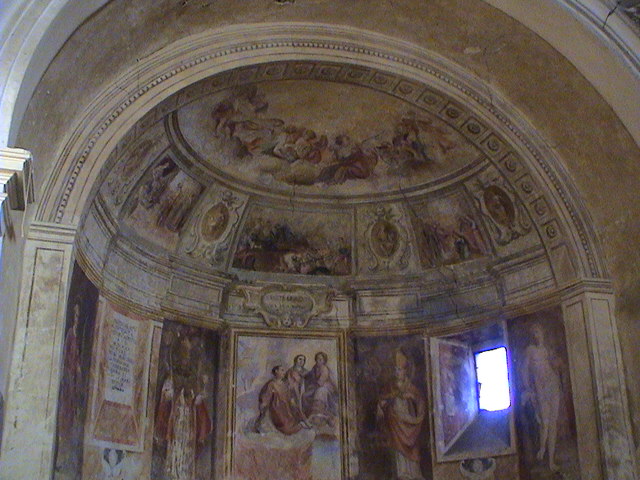 In un pozzo limitrofo alla chiesa fu ritrovata la Minerva di Arezzo
