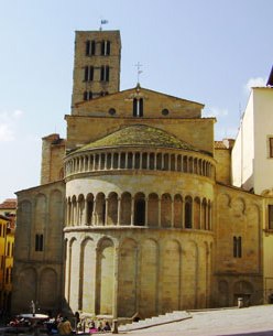L'abside della pieve Ã¨ elemento imprescindibile di Piazza Grande