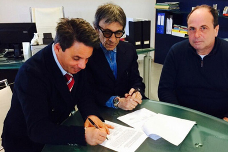 il momento della firma sul contratto di Ezio Capuano (foto Us Arezzo)