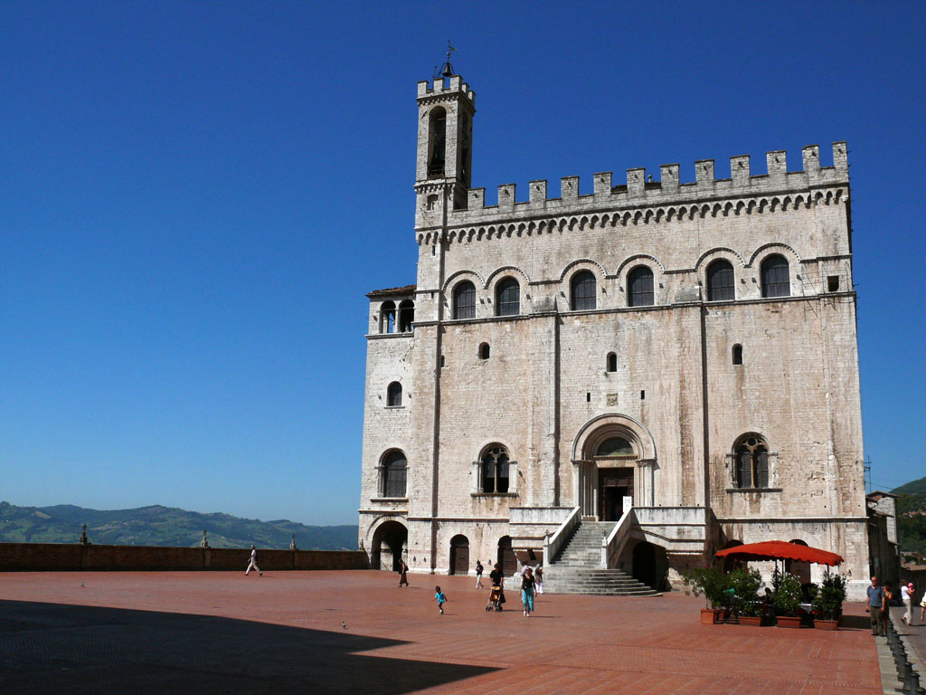 Il Palazzo dei Consoli di Gubbio fu realizzato su ispirazione del Palazzo del Popolo di Arezzo