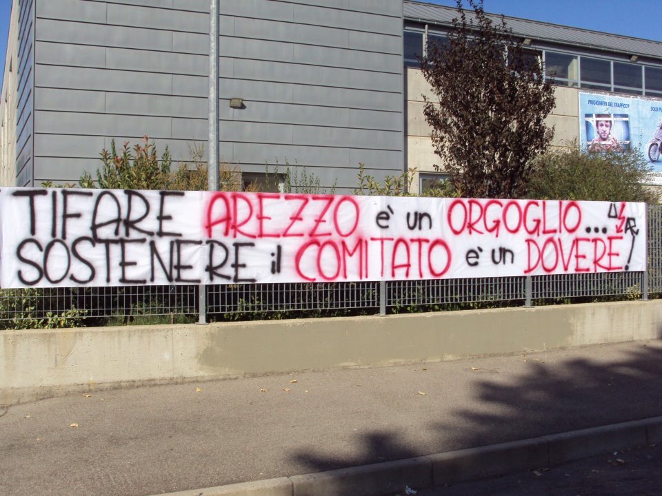 uno striscione di sostegno al comitato Orgoglio Amaranto