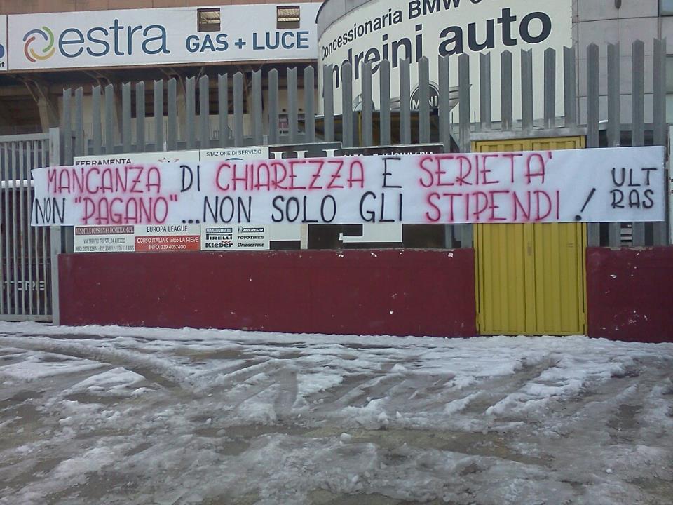 lo striscione affisso dai tifosi fuori dallo stadio