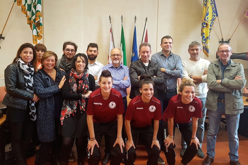 Arezzo femminile, giornalisti e politici si sfidano a calcio