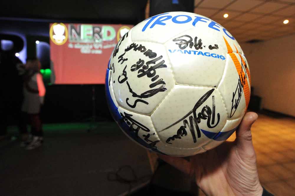 il pallone con le firme dei giocatori alla festa di OA