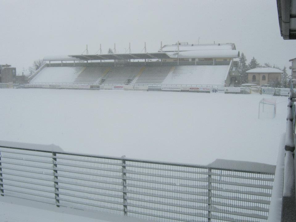 lo stadio di Piancastagnaio coperto dalla neve