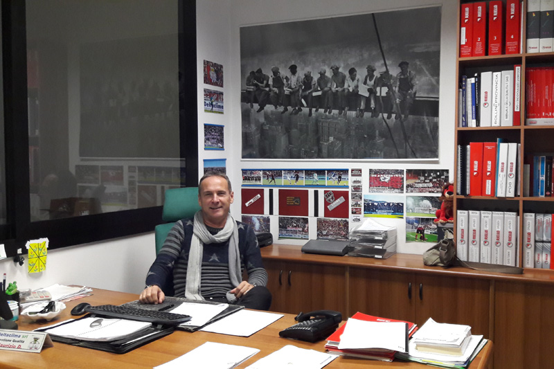 Maurizio Donnini nel suo ufficio presso l'azienda Deltaclima