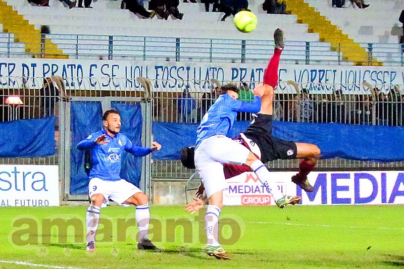 Moscardelli in rovesciata segna il gol dell'1-1 a Prato