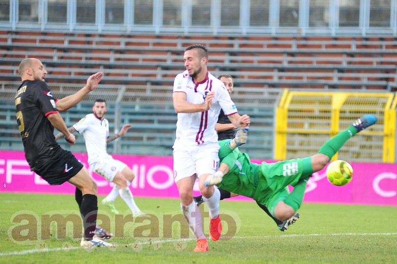 carambola su Polidori, l'Arezzo segna il gol del momentaneo 0-2