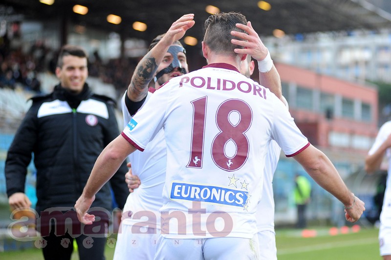 abbraccio Polidori-Foglia, i due giocatori dalla media voto piÃ¹ alta, dopo il gol di Como