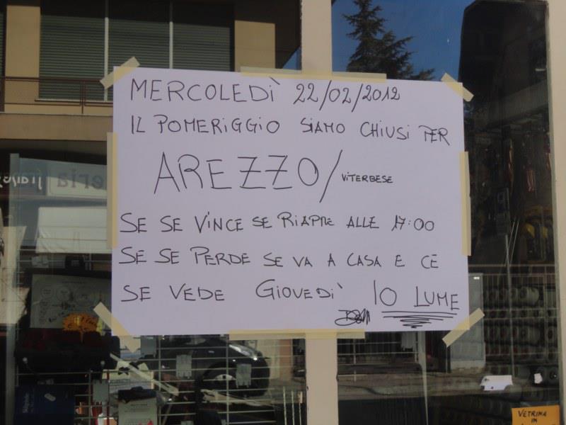 il cartello alla ferramenta di via Trento Trieste