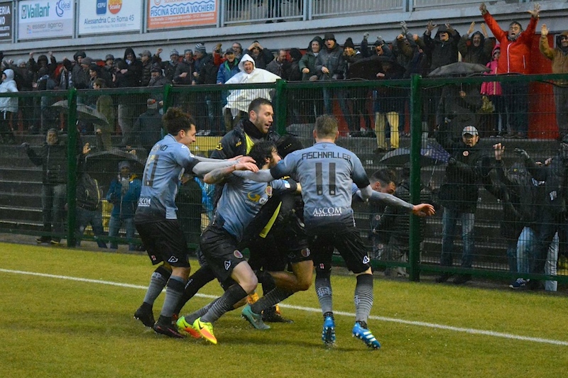Bocalon festeggiato dai compagni dopo il gol vittoria al Piacenza