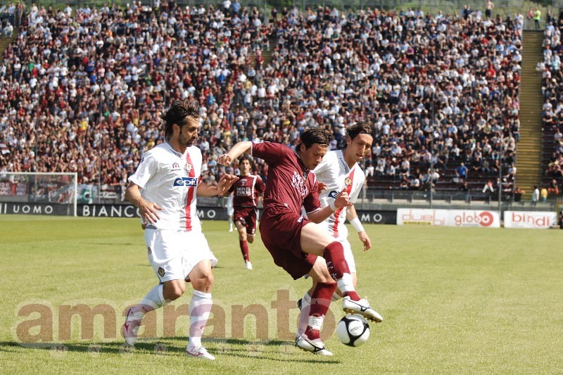 Maniero in azione nel play-off Arezzo-Cremonese del 2010