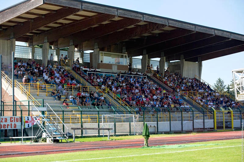 la tribuna centrale dello stadio ''CittÃ  di Meda''