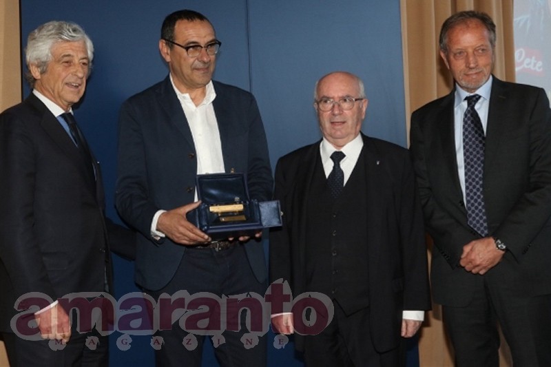 Maurizio Sarri premiato con la panchina d'oro a Coverciano