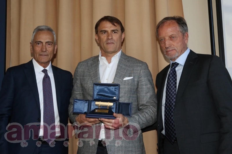 il premio consegnato a Leonardo Semplici per il salto in B con la Spal