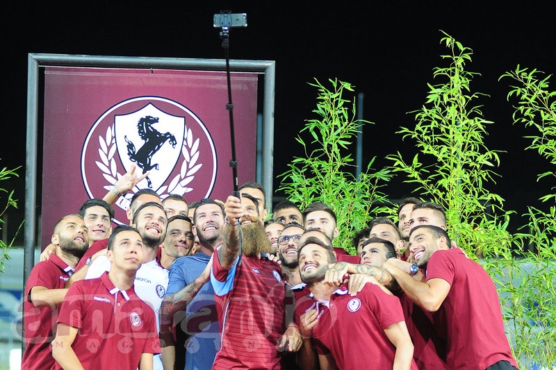 il selfie di Moscardelli con i compagni di squadra