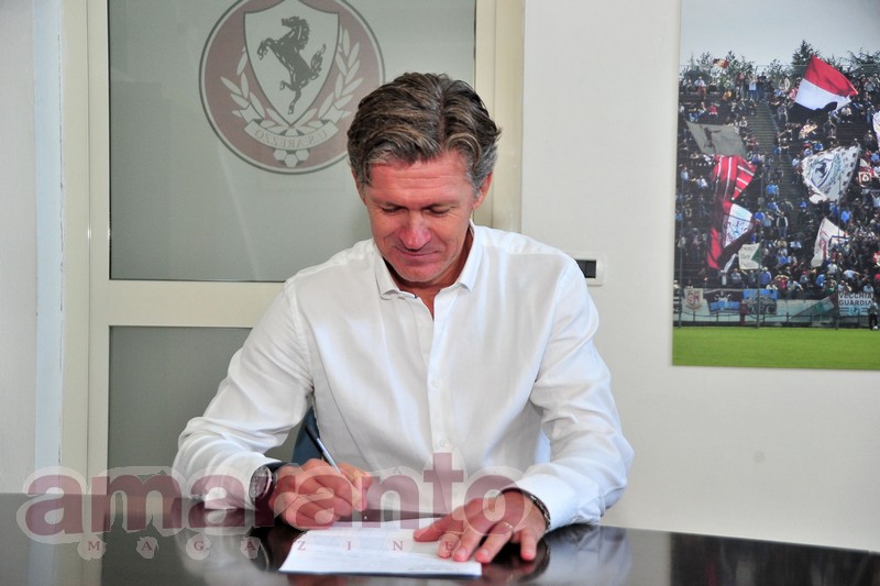 la firma sul contratto con l'Arezzo
