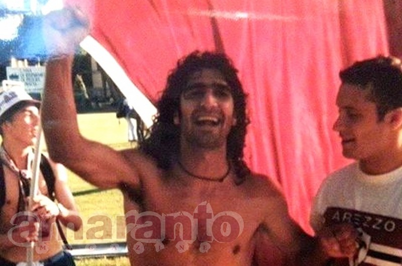 Pilleddu festeggiato da un tifoso amaranto dopo la finale di Pistoia del '98