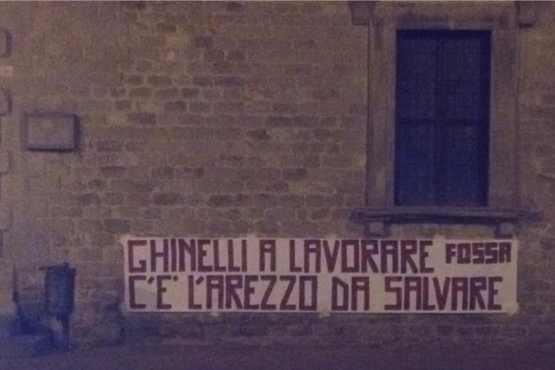 lo striscione affisso nottetempo a palazzo Cavallo