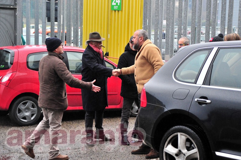 il presidente Matteoni stringe la mano ad alcuni tifosi allo stadio
