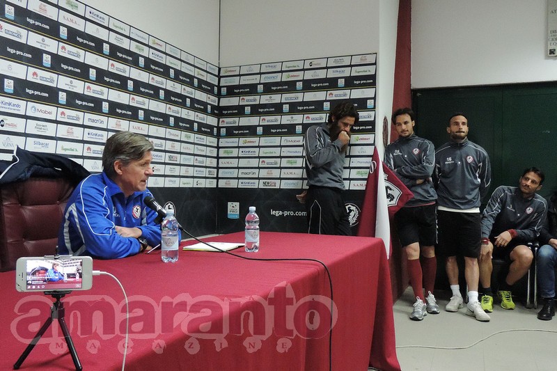 mister Pavanel e i calciatori in conferenza stampa