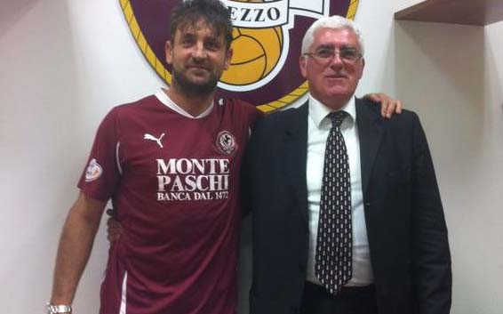 Thomas Locatelli e il Dg Walter Martucci (foto tratta da www.atleticoarezzo.it)