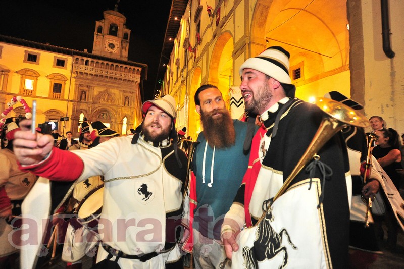 il capitano amaranto fotografato con i Musici in piazza Grande