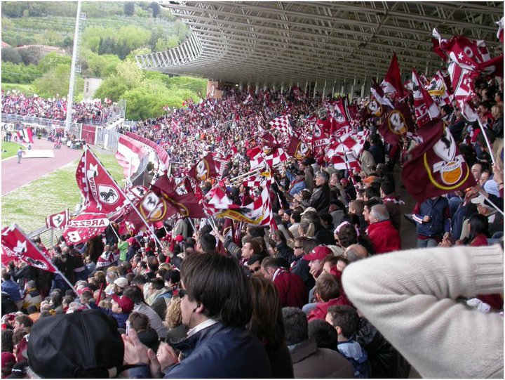 lo stadio di Arezzo strapieno di gente e bandiere