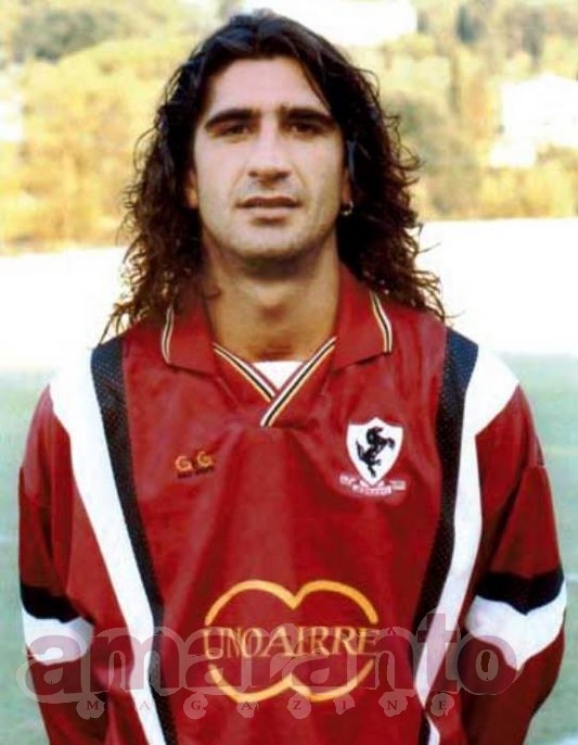 Bobo Pilleddu con la maglia amaranto e il marchio di Unoaerre nella stagione 98/99