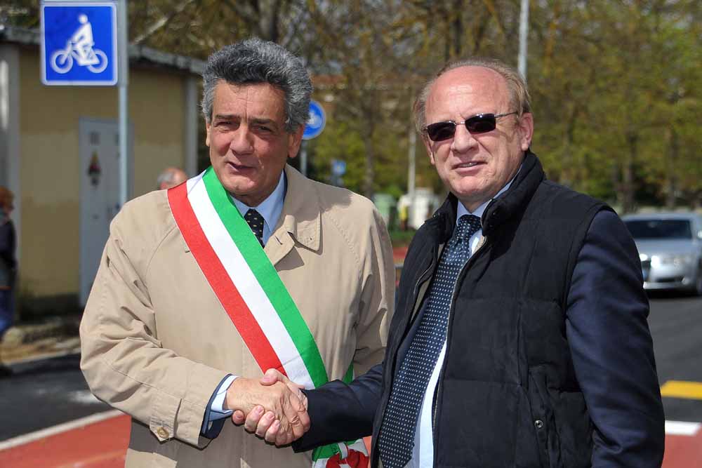 la stretta di mano fra il sindaco Fanfani e il presidente Severini