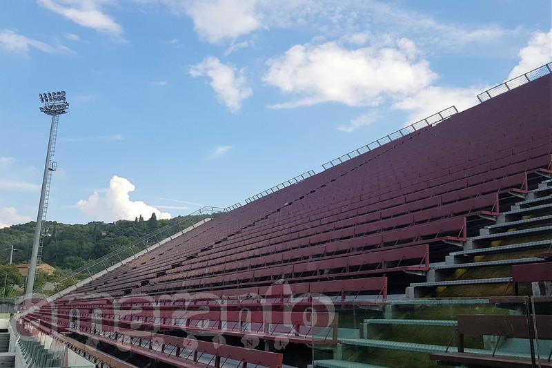 stadio vuoto per Arezzo-Pro Vercelli, partita rinviata a non si sa quando