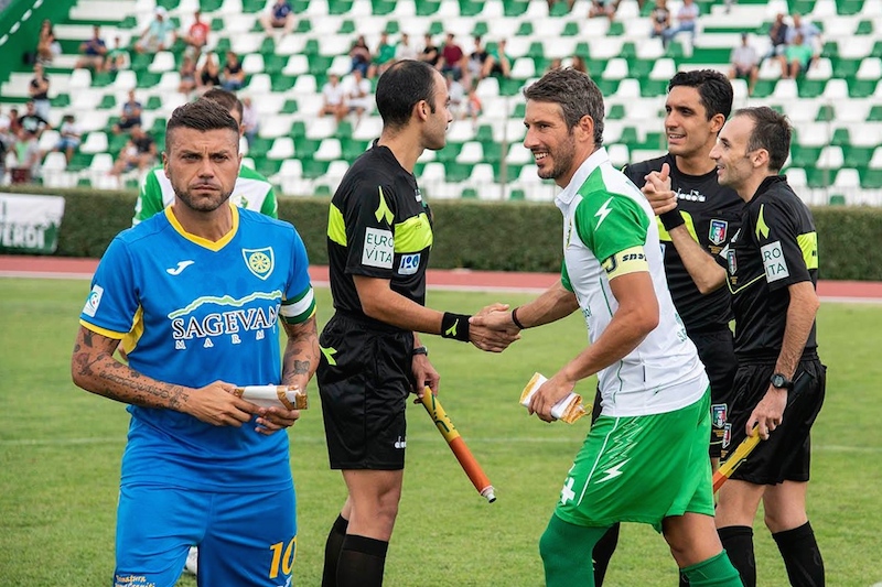 capitan Bonacquisti con Tavano prima del match con la Carrarese (foto Arzachena Costa Smeralda calcio)