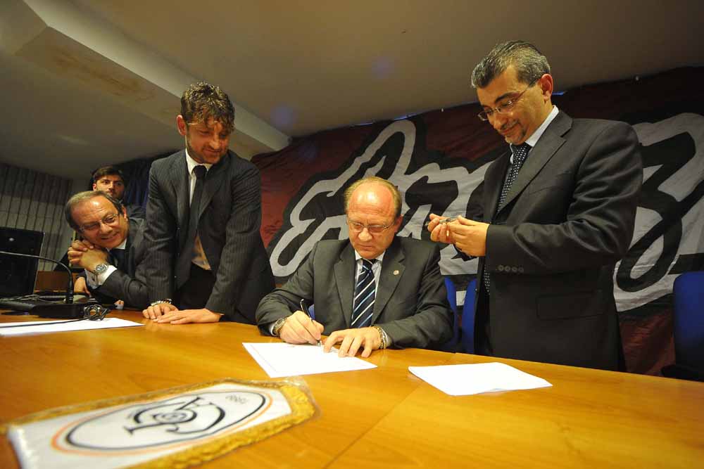 Severini firma il contratto sotto gli occhi di Zerbini e Locatelli
