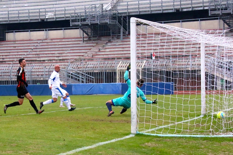 il gol di Maccarone in casa della Pro Piacenza (foto libertÃ .it)