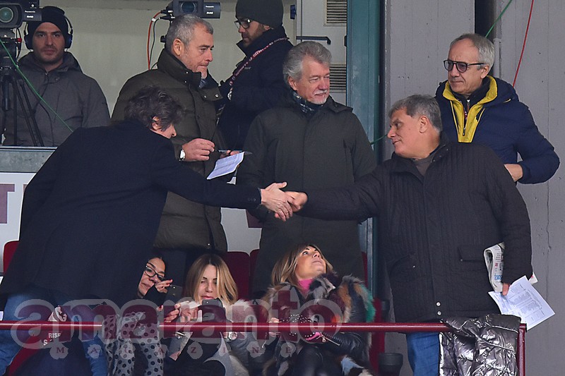 Massimo Anselmi in tribuna stringe la mano allo sponsor Alessandro Butali davanti al sindaco