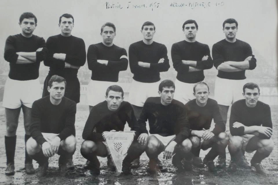 una formazione dell'Arezzo 1965/66 con Zanetti in campo (primo accosciato da sinistra)