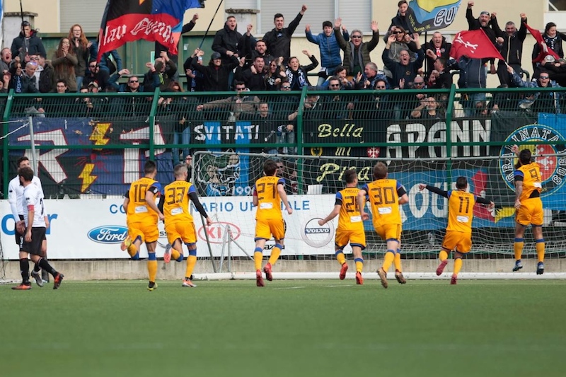 gioia pisana a Vercelli dopo il gol vittoria di Moscardelli (foto LaPresse)