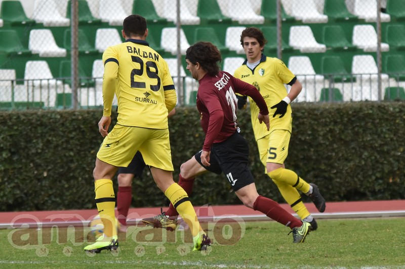 Marco Baldan in azione contro l'Arezzo nella partita di Arzachena
