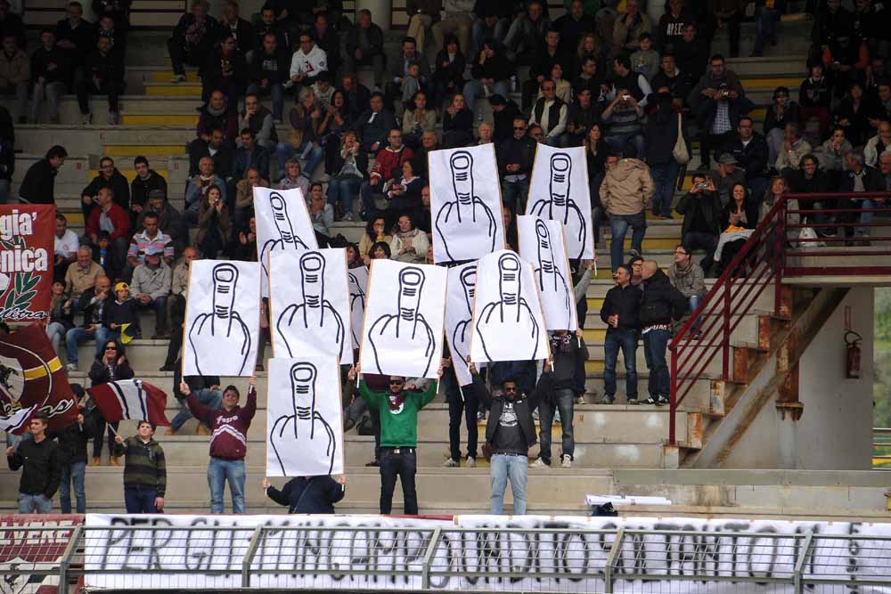 i cartelli della Fossa, ironia corrosiva dopo lo 0-3 di Pontedera